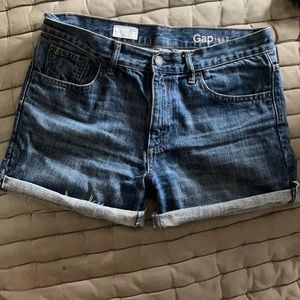 GAP blue denim “sexy boyfriend shorts” Size 26r